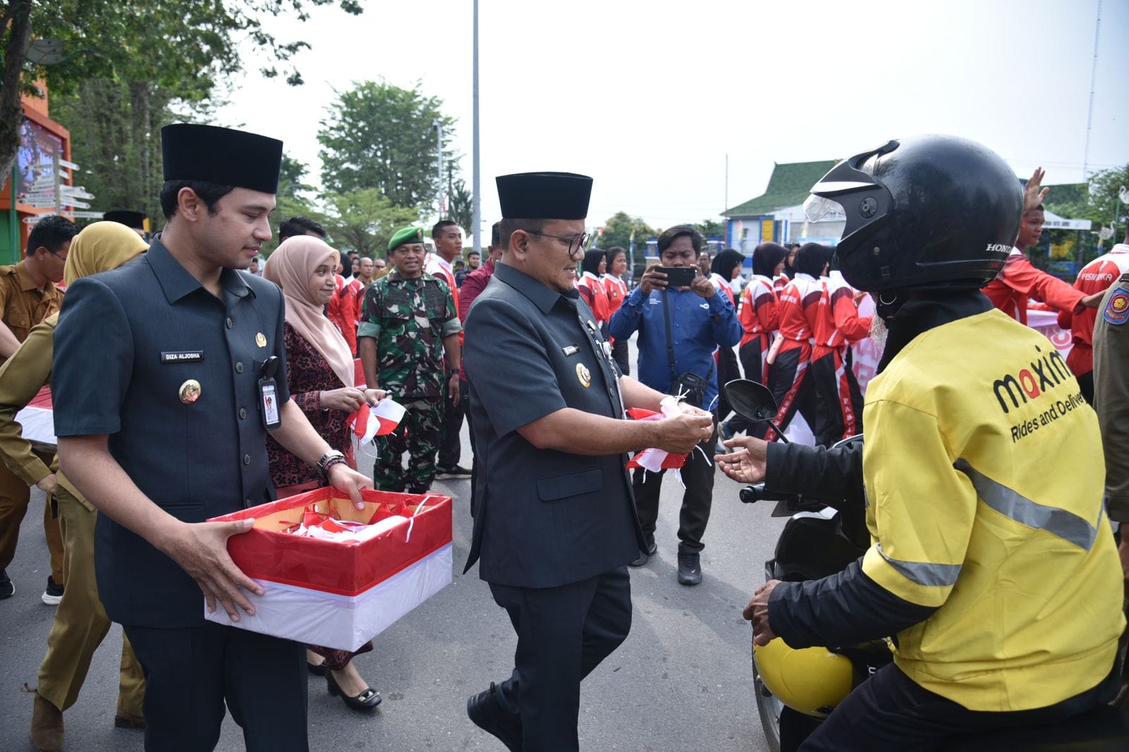 Wali Kota Maulana Turun ke Jalan, Target Bagikan 10 Juta Bendera Merah Putih untuk Warga